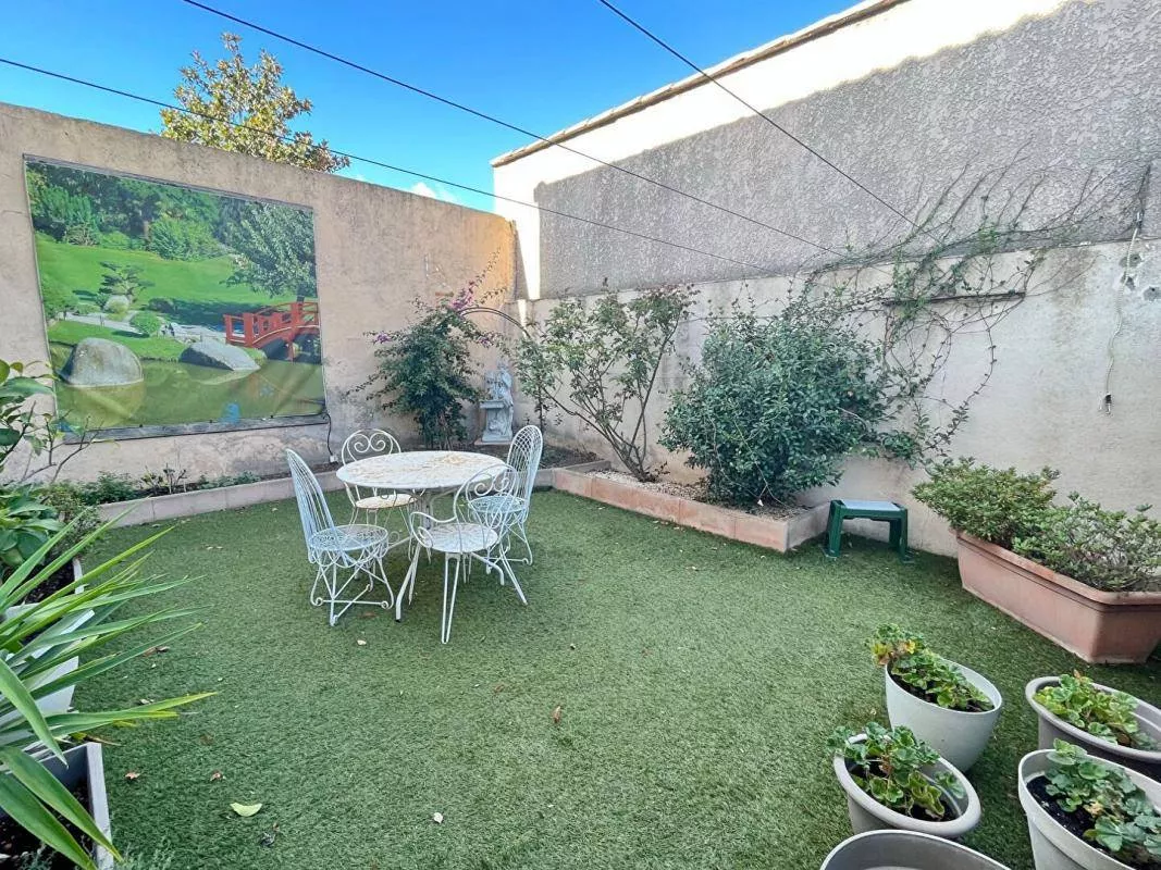 Maison composée de deux appartements avec jardin et garage