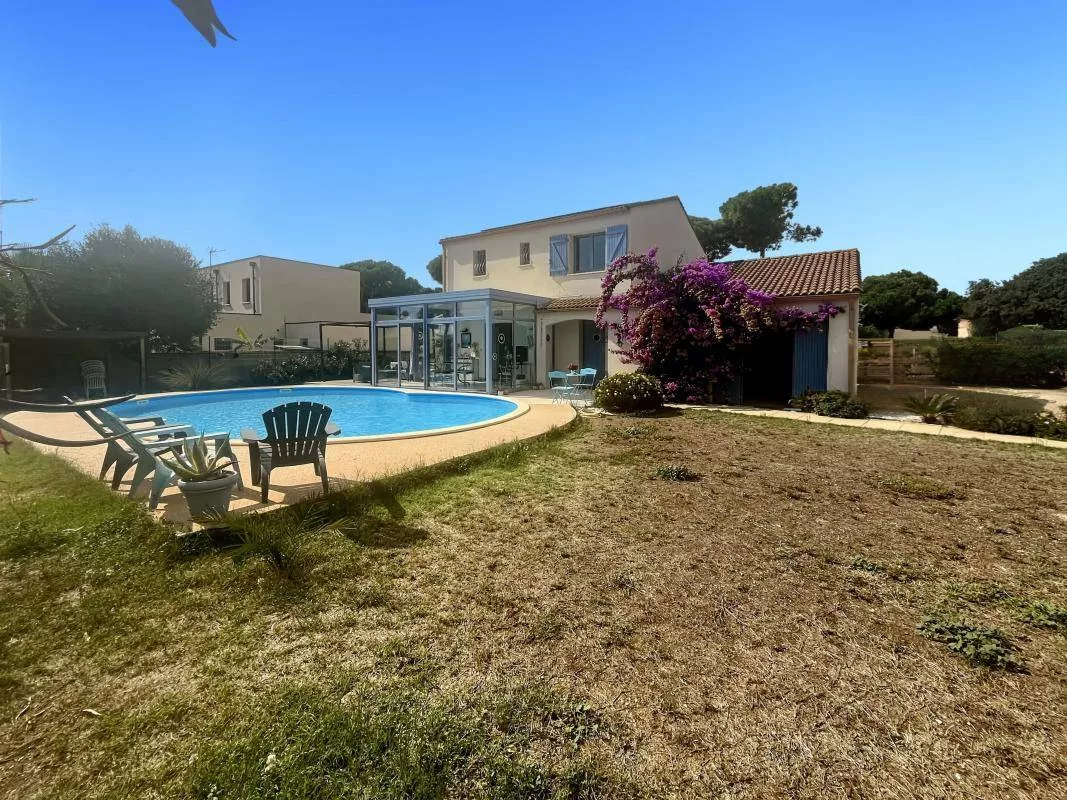 Villa indépendante avec piscine et beau terrain dans un secteur calme