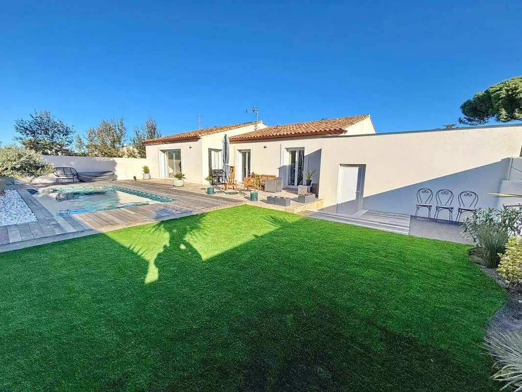 Villa exceptionnelle de plain-pied avec piscine et garage, proche plage