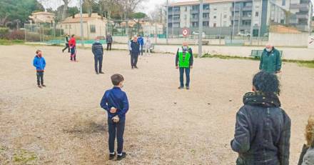 Sport traditions Vias - Initiation des jeunes Viassois à la Pétanque.