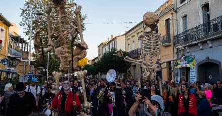 Marseillan - Halloween enchante la Place du Théâtre avec un magnifique spectacle