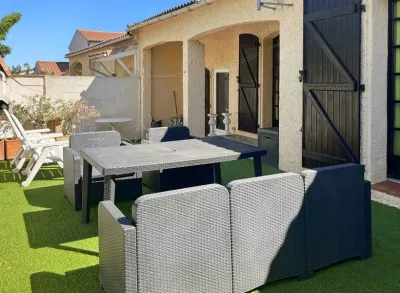 Maison à Marseillan avec garage et jardin.