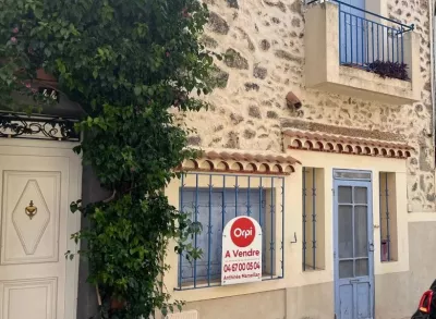 Maison de ville à Marseillan avec terrasse.