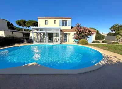 Villa indépendante avec piscine et beau terrain dans un secteur calme